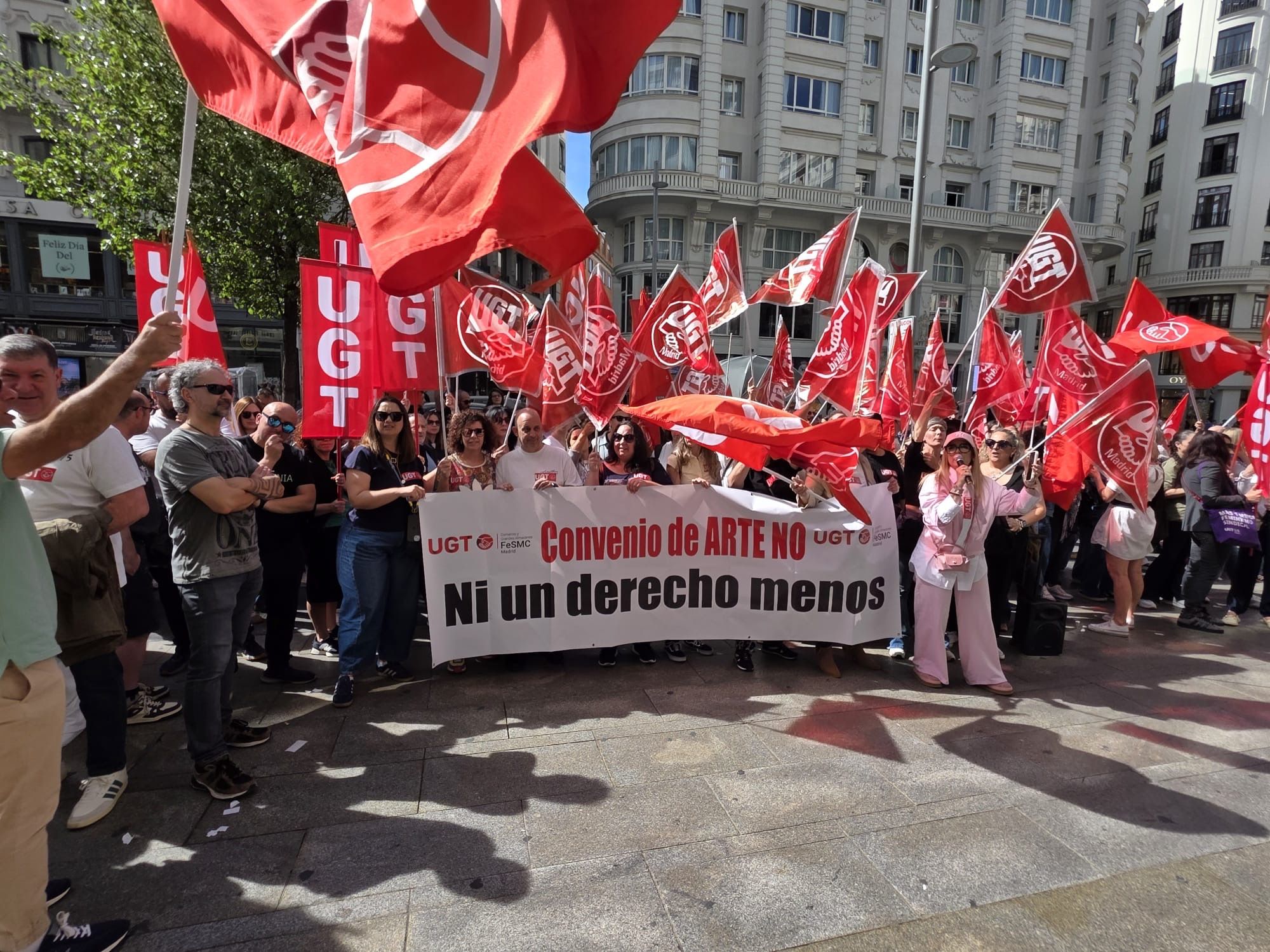 En Madrid, la protesta tuvo lugar a las 11:30 horas en Gran Vía 32, frente a uno de los grandes símbolos comerciales del sector.