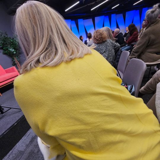 La Señorita Vestida de Amarillo