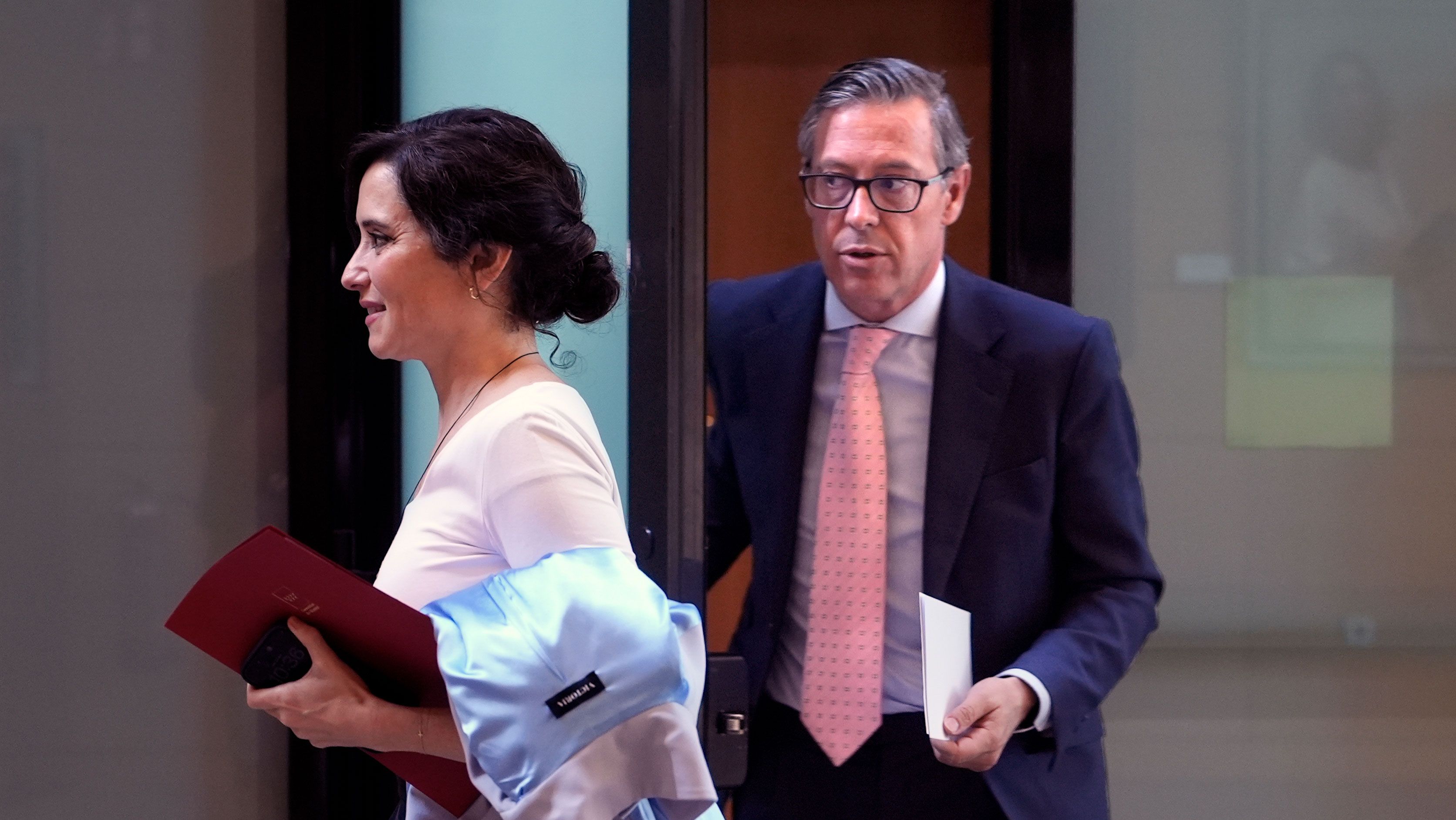 Ayuso accede a la Asamblea de Madrid bajo la mirada de su numero dos en el PP