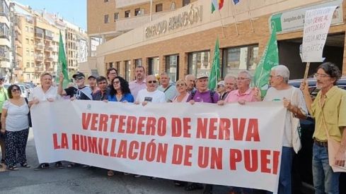 Protesta en Huelva capital de distintos colectivos ecologistas y vecinales contra el vertedero de Nerva
