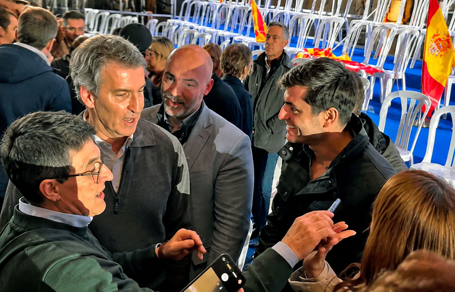 Feijóo felicitando a Vito Quiles en un acto de campaña del PP