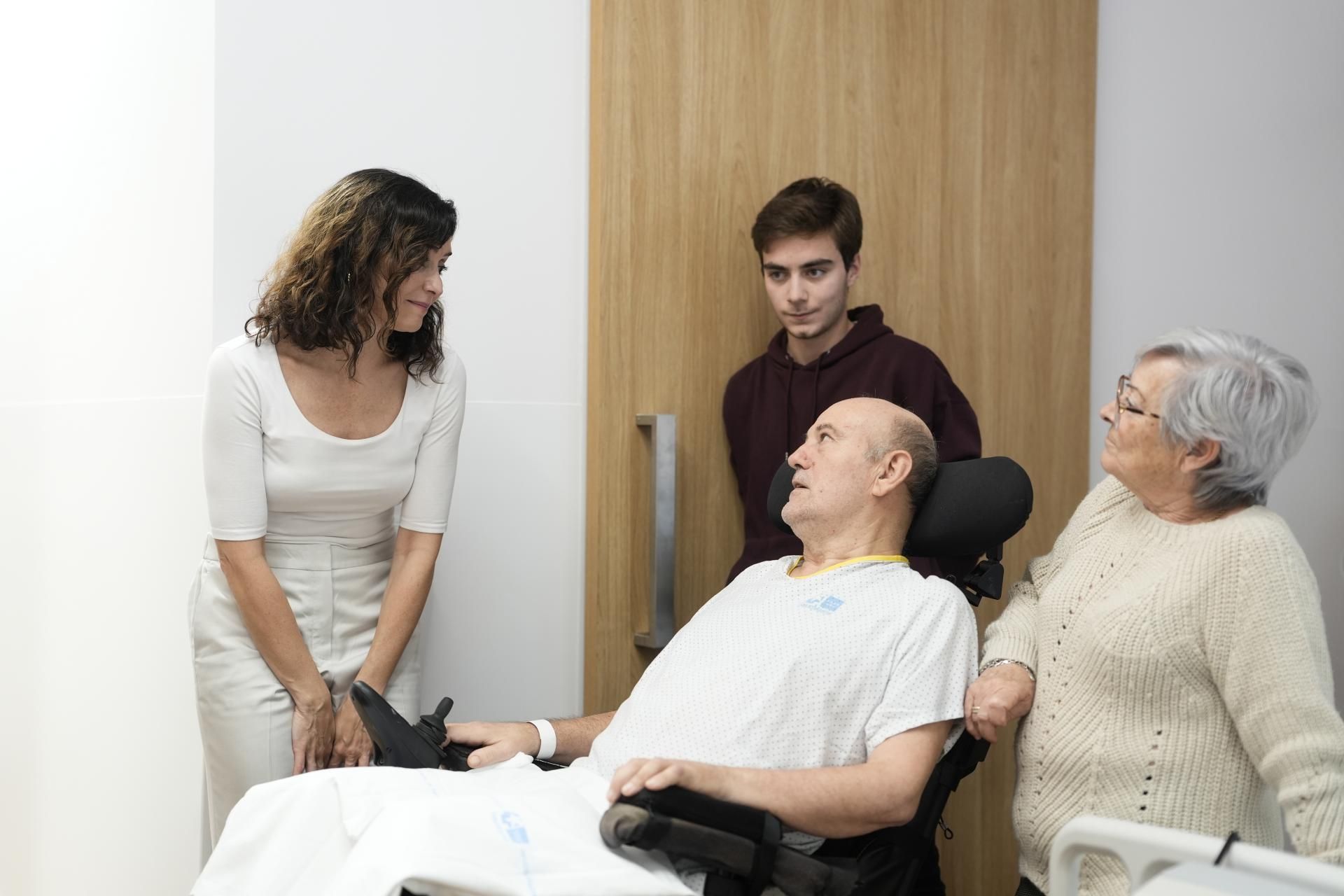 Díaz Ayuso en la nueva Unidad de ELA del Hospital público Santa Cristina: “No vamos a dejar de luchar por que cada paciente viva en las mejores condiciones”
