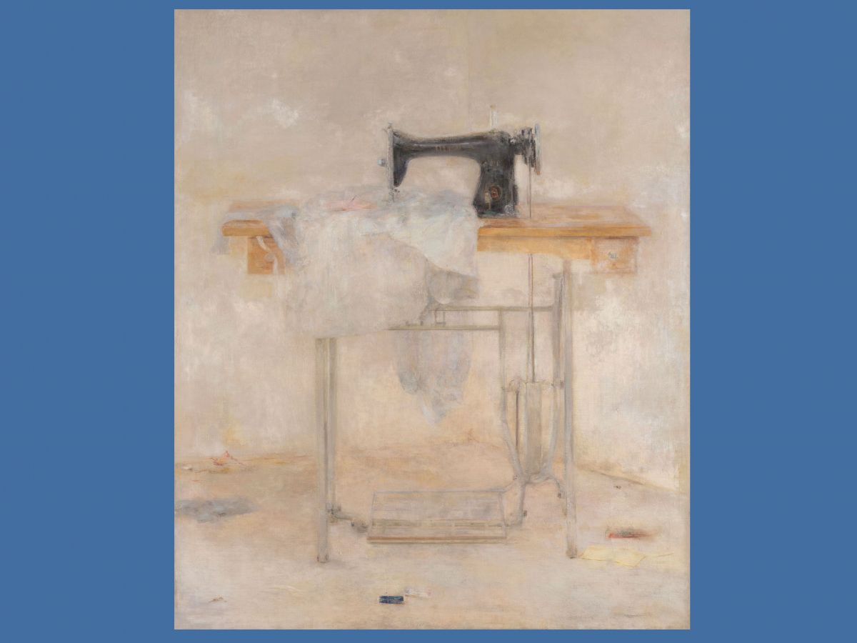 Carmen Laffón, Máquina de coser al uso, 1966 1967 Óleo sobre lienzo, 146 × 114 cm. Colección privada. © Carmen Laffón, VEGAP, Madrid, 2026. Fotografía Claudio del Campo