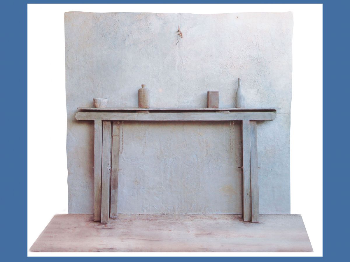 Carmen Laffón, Repisa improvisada, 2002 2003 Bronce pintado, 200 × 227 × 29 cm. Colección privada. © Carmen Laffón, VEGAP, Madrid, 2026.Fotografía Claudio del Campo