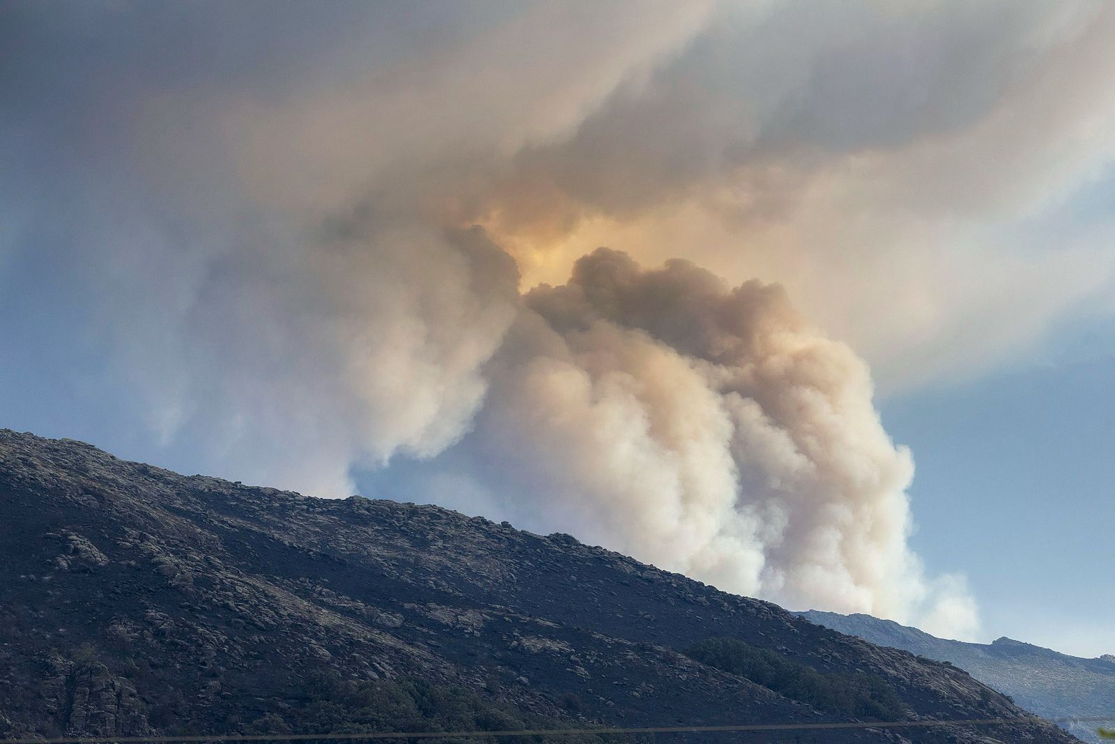 El fuego da una tregua, pero España sigue en alerta: Sánchez anuncia ayudas para reconstruir las zonas arrasadas
