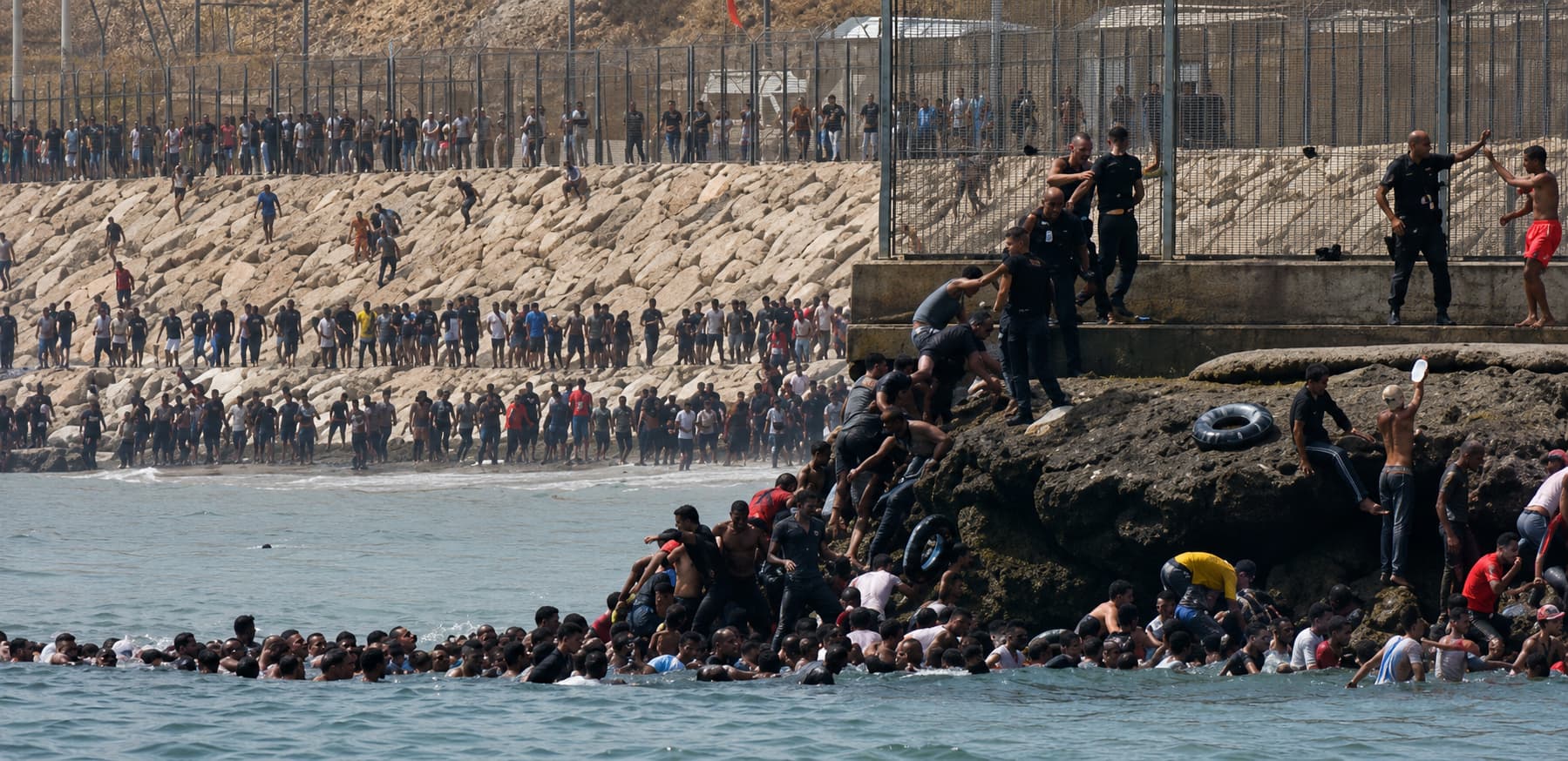 Cientos de personas tratan de atravesar la frontera entre Marruecos y España por el espigón