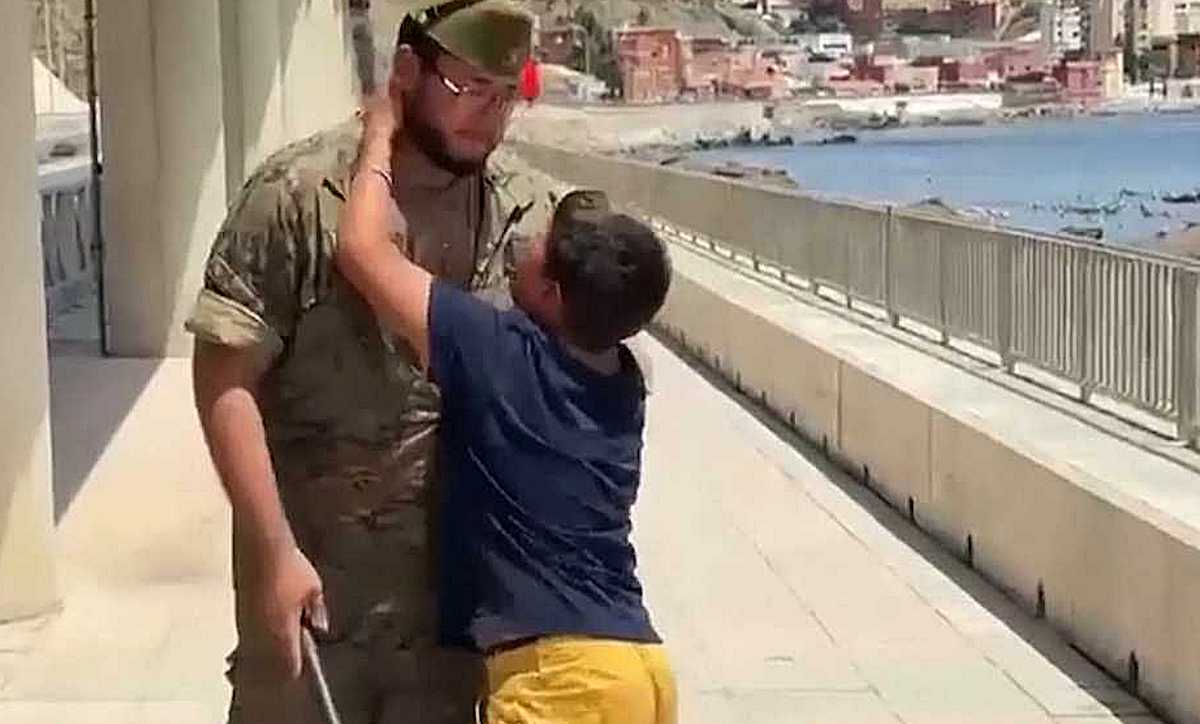 Un niño suplica a un legionario que no lo expulse del país. Imagen: Informativos Telecinco