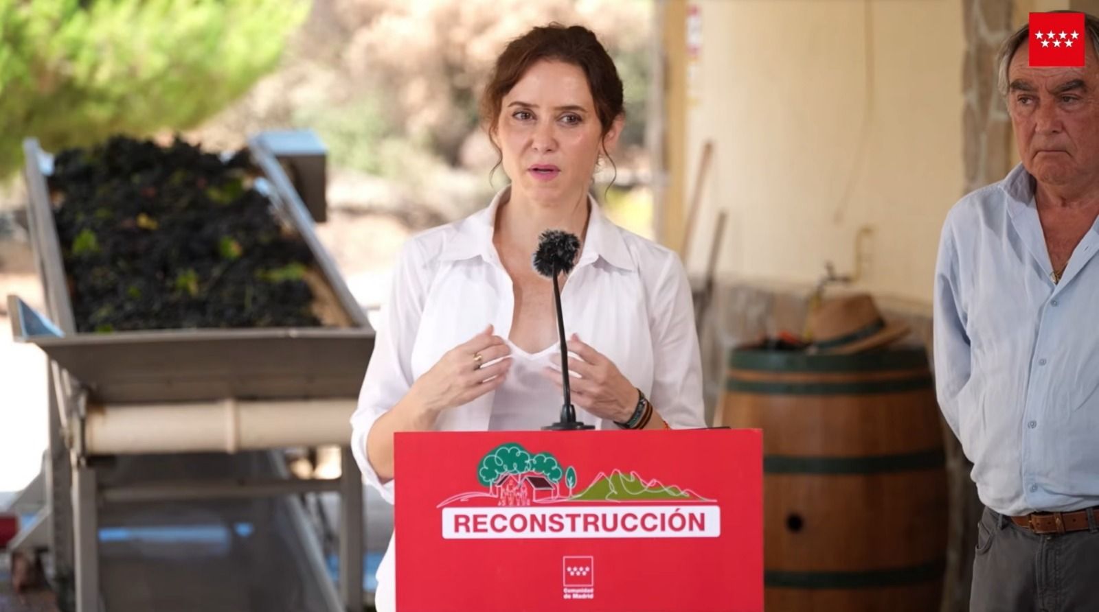La presidenta de la Comunidad de Madrid, Isabel Díaz Ayuso, visita en San Martín de Valdeiglesias la bodega Las Moradas de San Martín
