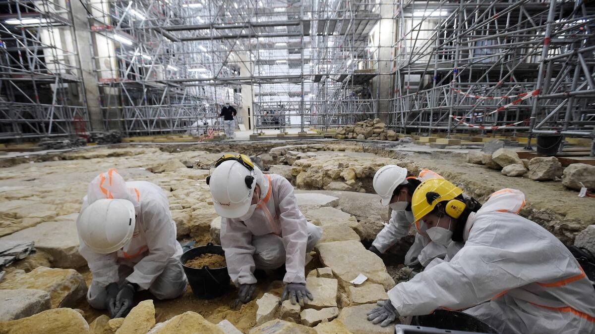 Una excavación frente a Notre Dame abre 1.700 años de historia de París
