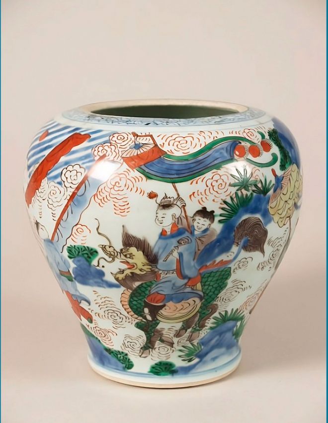 Jarrón decorado con una figura montada en un qilin, China, ca. 1680. Porcelana, 22,5 cm de alto x 23,5 cm de diámetro.
