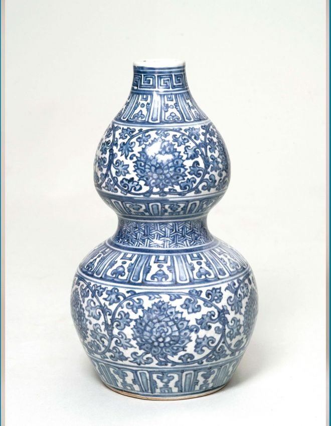 Botella con forma de calabaza decorada con flores de loto y ruyi, China, Jingdezhen, ca. 1500 1520. Porcelana. Altura 28,8 cm, diámetro 11 cm.