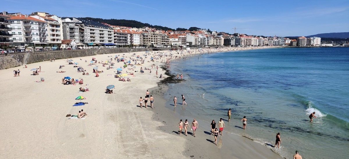 La costa que se llena en verano y se queda sin casas para vivir