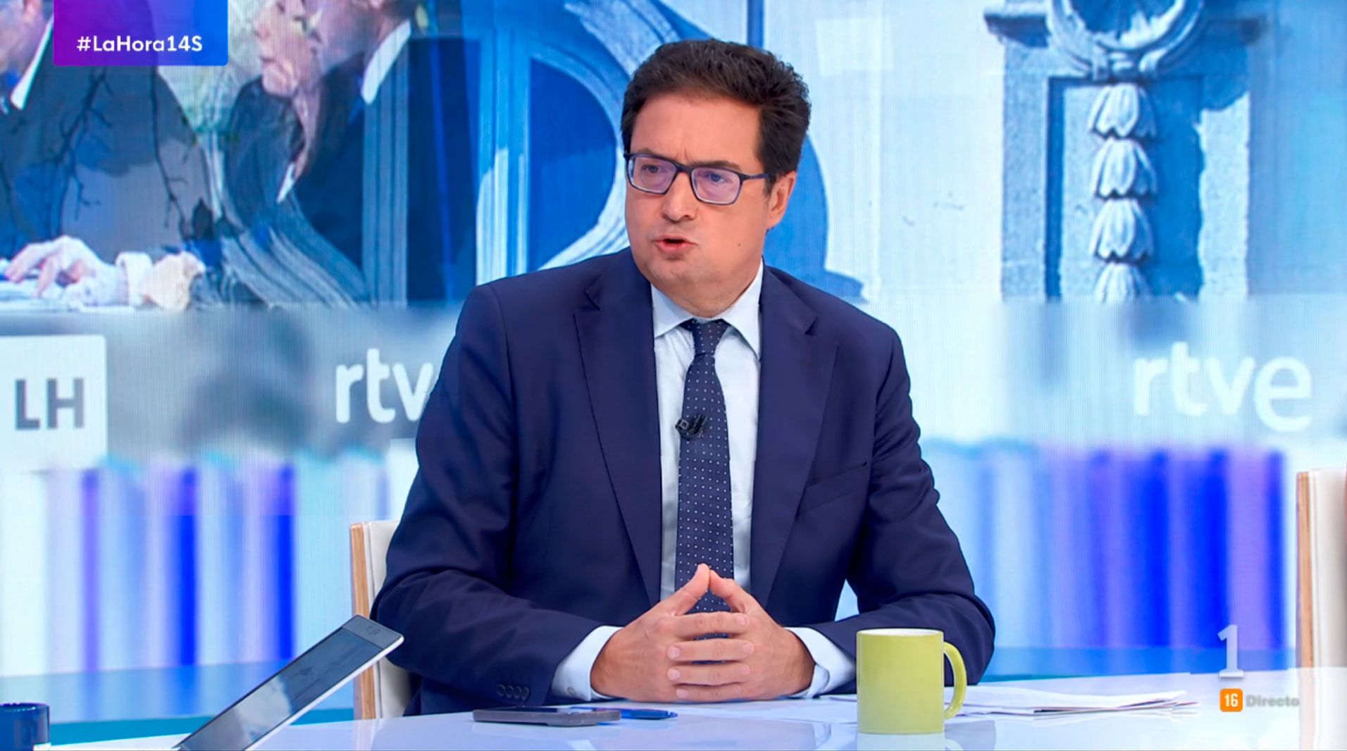 Óscar López durante su entrevista con Silvia Intxaurrondo