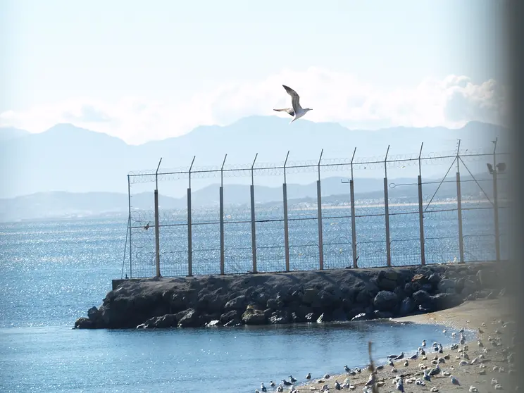 El espigón del Tarajal en la frontera entre Ceuta y Marruecos