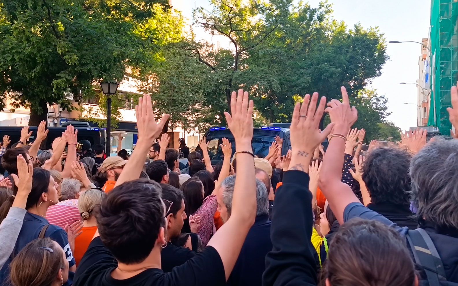 El contraste retrata una política de vivienda que celebra la inversión mientras sigue sin garantizar una solución a quienes pueden perder su hogar