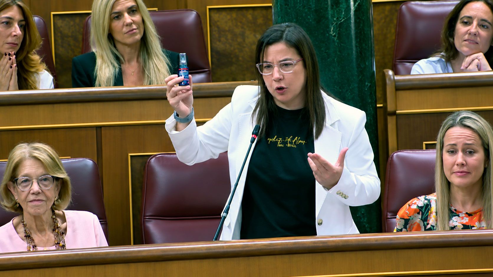 Armengol expulsa del Congreso a la diputada del PP Ana Vázquez por mostrar un espray de gas pimienta considerado como un arma