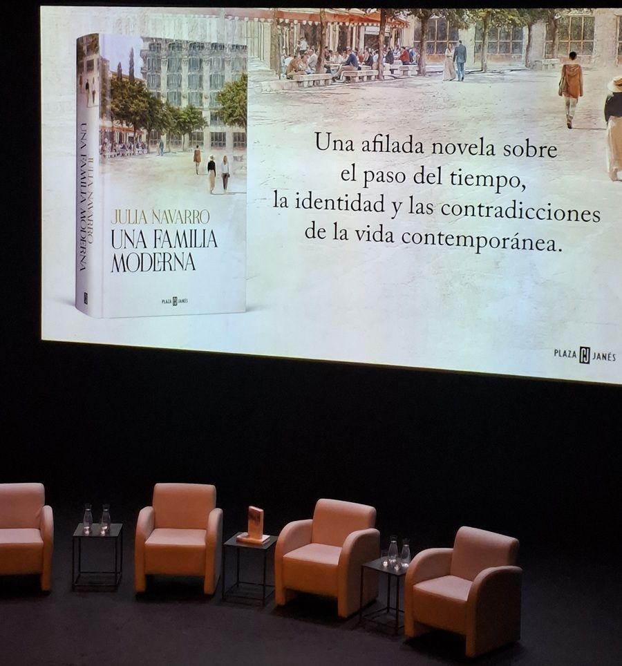Julia Navarro presenta su nueva novela, Una familia moderna, en Madrid