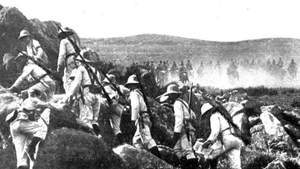La caballería dando una carga mientras que las fuerzas de infantería toman una altura en las inmediaciones del Kert