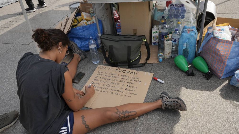 Cientos de personas mantienen una acampada en la Puerta del Sol de Madrid para reclamar medidas contra los desahucios y la aprobación del denominado «decreto Maricarmen», foto Agustín Millán Cientos de personas mantienen una acampada en la Puerta del Sol de Madrid para reclamar medidas contra los desahucios y la aprobación del denominado «decreto Maricarmen», foto Agustín Millán
