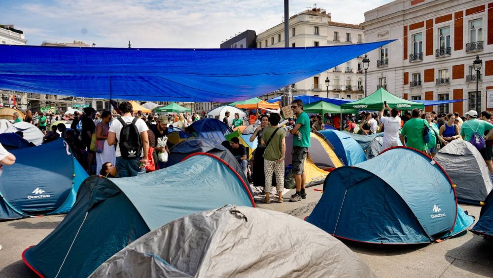 Cientos de personas mantienen una acampada en la Puerta del Sol de Madrid para reclamar medidas contra los desahucios y la aprobación del denominado «decreto Maricarmen», foto Agustín Millán Cientos de personas mantienen una acampada en la Puerta del Sol de Madrid para reclamar medidas contra los desahucios y la aprobación del denominado «decreto Maricarmen», foto Agustín Millán