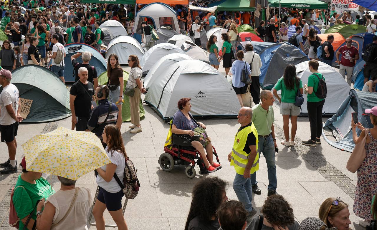 Cientos de personas mantienen una acampada en la Puerta del Sol de Madrid para reclamar medidas contra los desahucios y la aprobación del denominado «decreto Maricarmen», foto Agustín Millán