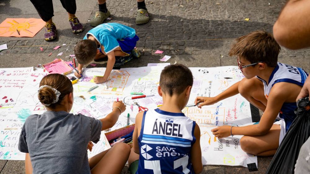 Cientos de personas mantienen una acampada en la Puerta del Sol de Madrid para reclamar medidas contra los desahucios y la aprobación del denominado «decreto Maricarmen», foto Agustín Millán Cientos de personas mantienen una acampada en la Puerta del Sol de Madrid para reclamar medidas contra los desahucios y la aprobación del denominado «decreto Maricarmen», foto Agustín Millán