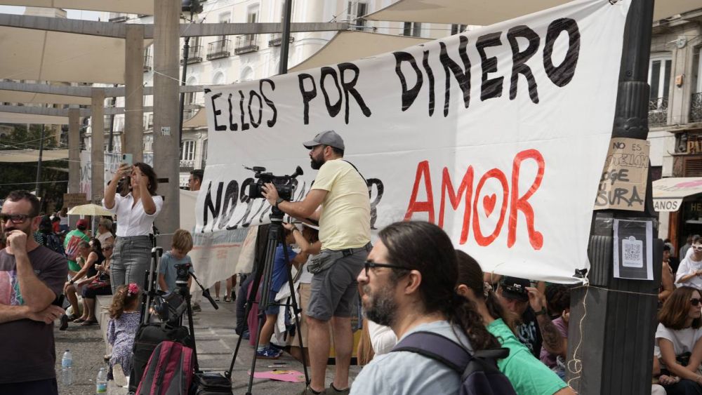 Cientos de personas mantienen una acampada en la Puerta del Sol de Madrid para reclamar medidas contra los desahucios y la aprobación del denominado «decreto Maricarmen», foto Agustín Millán Cientos de personas mantienen una acampada en la Puerta del Sol de Madrid para reclamar medidas contra los desahucios y la aprobación del denominado «decreto Maricarmen», foto Agustín Millán