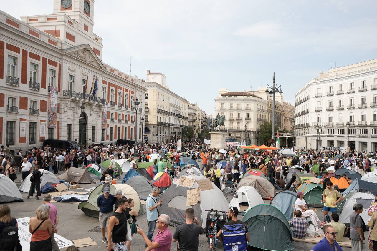 Cientos de personas mantienen una acampada en la Puerta del Sol de Madrid para reclamar medidas contra los desahucios y la aprobación del denominado «decreto Maricarmen», foto Agustín Millán