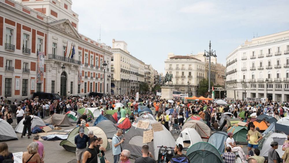Cientos de personas mantienen una acampada en la Puerta del Sol de Madrid para reclamar medidas contra los desahucios y la aprobación del denominado «decreto Maricarmen», foto Agustín Millán Cientos de personas mantienen una acampada en la Puerta del Sol de Madrid para reclamar medidas contra los desahucios y la aprobación del denominado «decreto Maricarmen», foto Agustín Millán