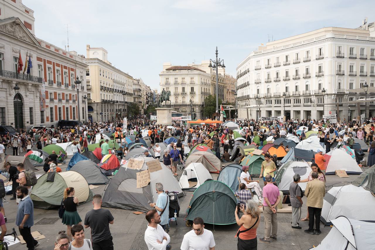 Cientos de personas mantienen una acampada en la Puerta del Sol de Madrid para reclamar medidas contra los desahucios y la aprobación del denominado «decreto Maricarmen», foto Agustín Millán