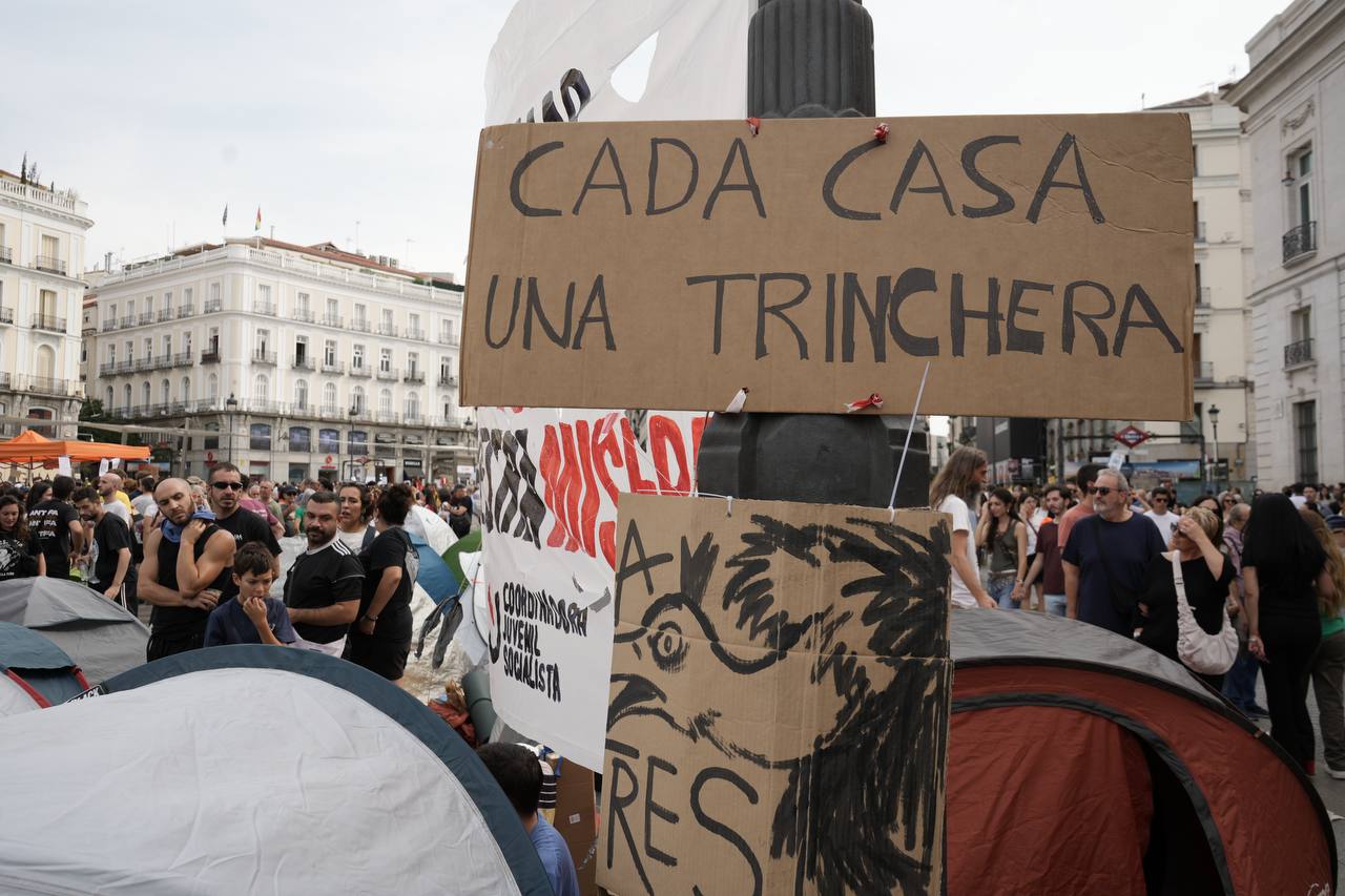 Cientos de personas mantienen una acampada en la Puerta del Sol de Madrid para reclamar medidas contra los desahucios y la aprobación del denominado «decreto Maricarmen», foto Agustín Millán