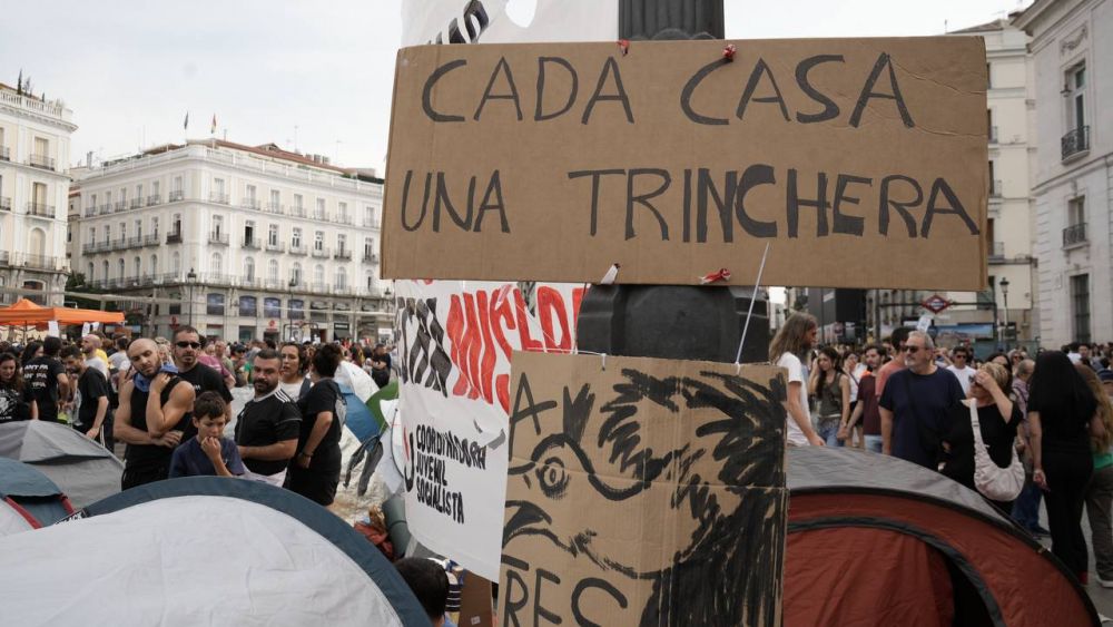 Cientos de personas mantienen una acampada en la Puerta del Sol de Madrid para reclamar medidas contra los desahucios y la aprobación del denominado «decreto Maricarmen», foto Agustín Millán Cientos de personas mantienen una acampada en la Puerta del Sol de Madrid para reclamar medidas contra los desahucios y la aprobación del denominado «decreto Maricarmen», foto Agustín Millán