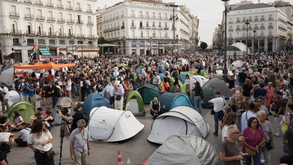 Cientos de personas mantienen una acampada en la Puerta del Sol de Madrid para reclamar medidas contra los desahucios y la aprobación del denominado «decreto Maricarmen», foto Agustín Millán Cientos de personas mantienen una acampada en la Puerta del Sol de Madrid para reclamar medidas contra los desahucios y la aprobación del denominado «decreto Maricarmen», foto Agustín Millán