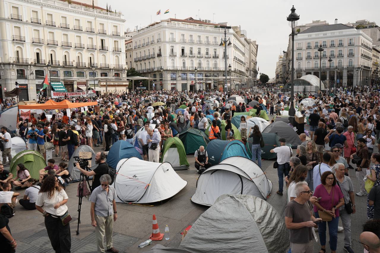 Cientos de personas mantienen una acampada en la Puerta del Sol de Madrid para reclamar medidas contra los desahucios y la aprobación del denominado «decreto Maricarmen», foto Agustín Millán