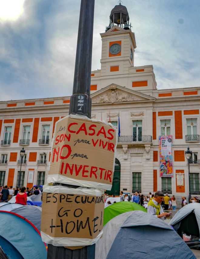 Cientos de personas mantienen una acampada en la Puerta del Sol de Madrid para reclamar medidas contra los desahucios y la aprobación del denominado «decreto Maricarmen», foto Agustín Millán Cientos de personas mantienen una acampada en la Puerta del Sol de Madrid para reclamar medidas contra los desahucios y la aprobación del denominado «decreto Maricarmen», foto Agustín Millán