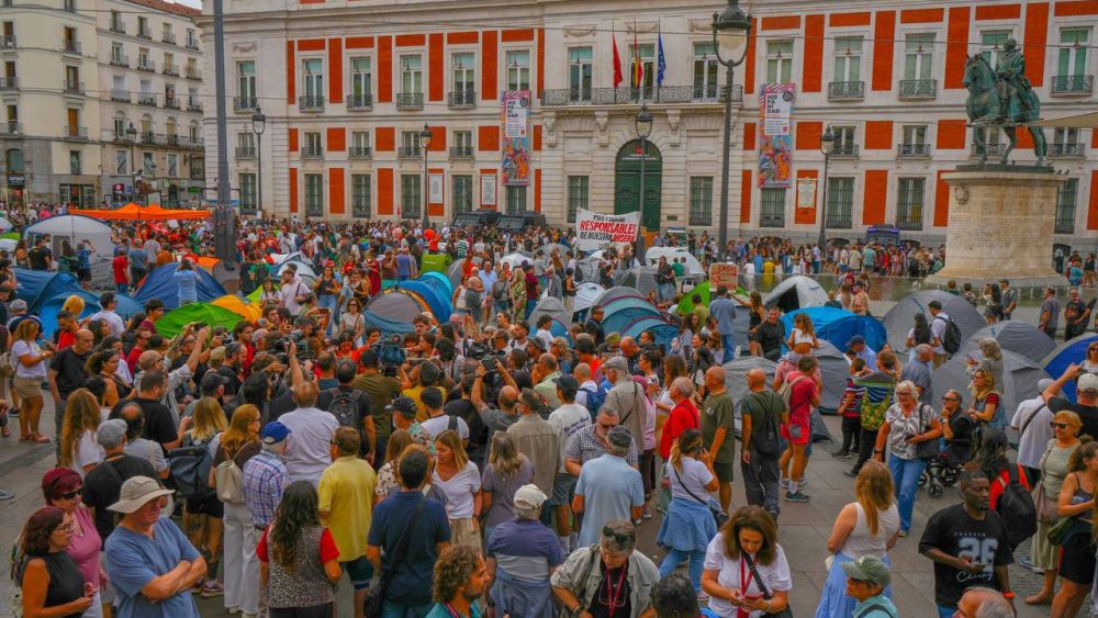 Cientos de personas mantienen una acampada en la Puerta del Sol de Madrid para reclamar medidas contra los desahucios y la aprobación del denominado «decreto Maricarmen», foto Agustín Millán Cientos de personas mantienen una acampada en la Puerta del Sol de Madrid para reclamar medidas contra los desahucios y la aprobación del denominado «decreto Maricarmen», foto Agustín Millán