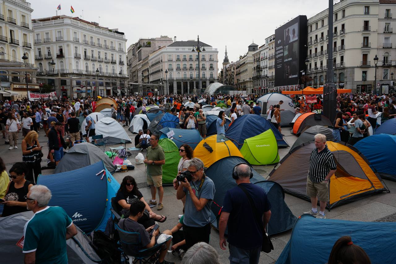 Cientos de personas mantienen una acampada en la Puerta del Sol de Madrid para reclamar medidas contra los desahucios y la aprobación del denominado «decreto Maricarmen», foto Agustín Millán