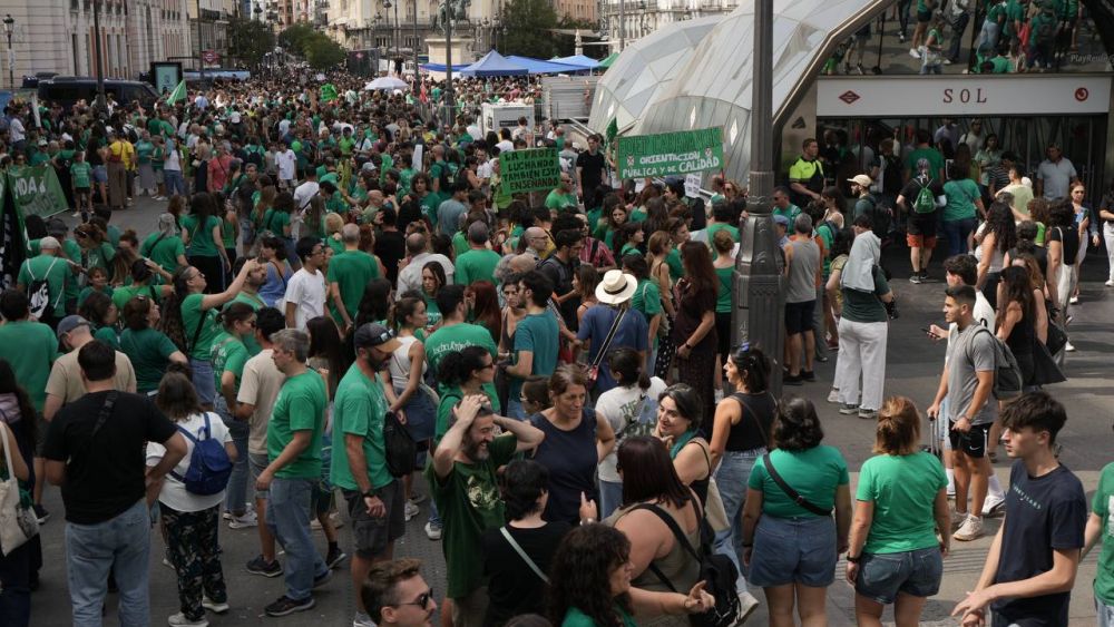 La manifestación en defensa de la educación pública se ha sumado a la acampada en Sol contra los desahucios, fotos Agustín Millán La manifestación en defensa de la educación pública se ha sumado a la acampada en Sol contra los desahucios, fotos Agustín Millán