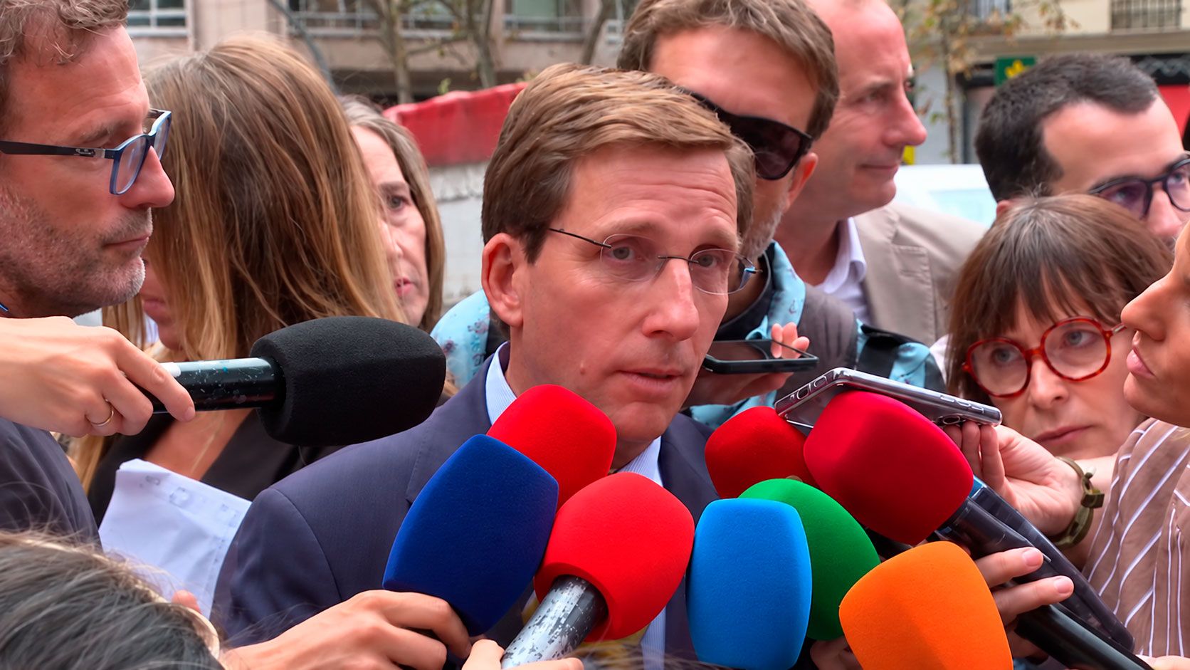Almeida amenaza con acciones legales contra el delegado del Gobierno por la acampada en Sol