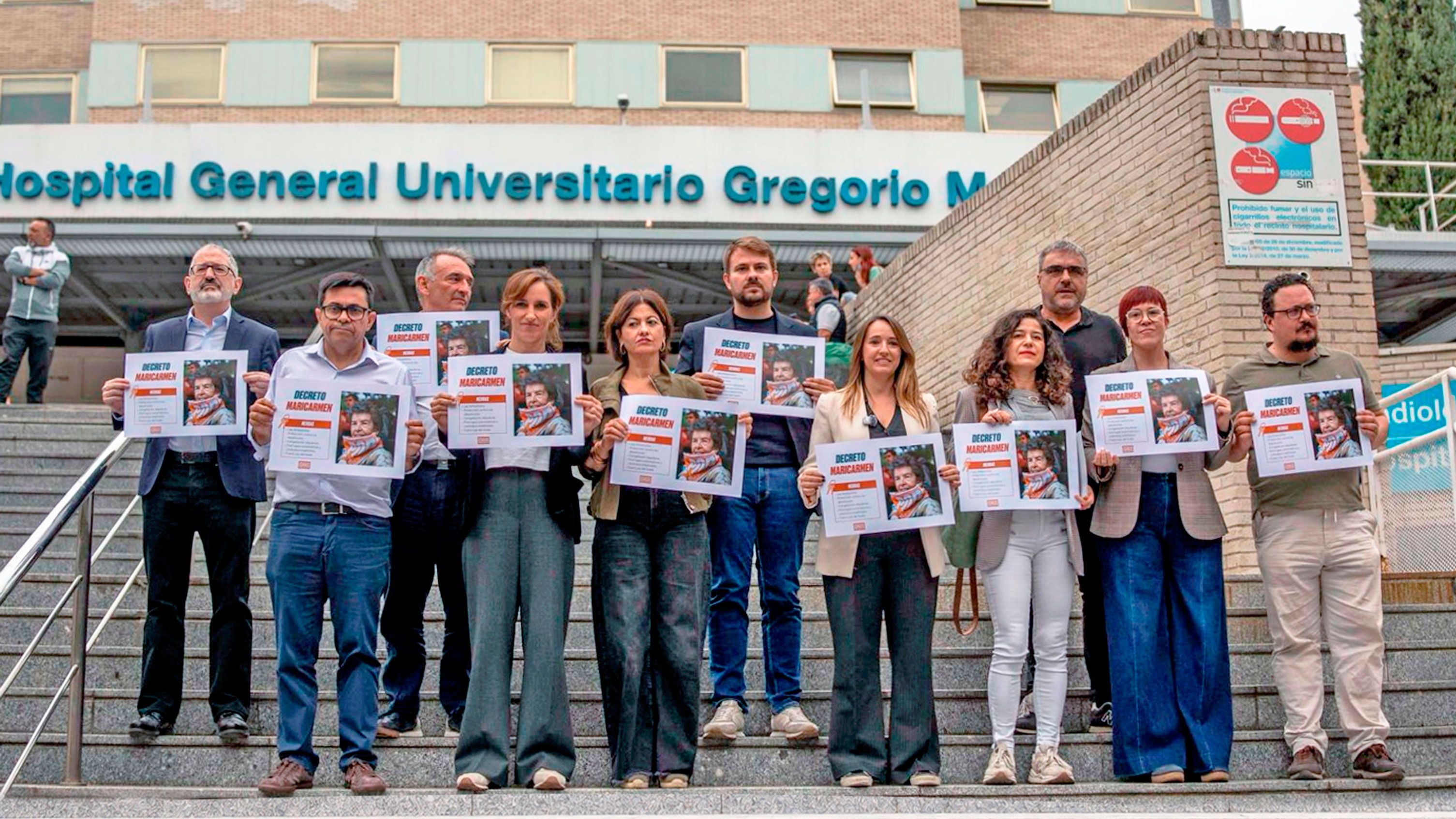 Representantes de Izquierda Unida, Movimiento Sumar, Más Madrid y Comuns, además de Podemos, ERC, Bildu y BNG posan con un cartel en apoyo al 'Decreto Maricarmen', frente al Hospital Gregorio Marañón