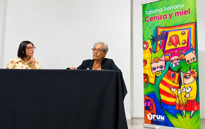 Tatiana Serrano (izquierda) y Julieta Dobles Yzaguirre, durante la presentación de la novela Ceniza y Miel (Uruk Editores), el pasado lunes 21 de septiembre, en el Museo Dr. Rafael Ángel Calderón Guardia, en San José, Costa Rica. Foto cortesía de Tatiana Serrano.