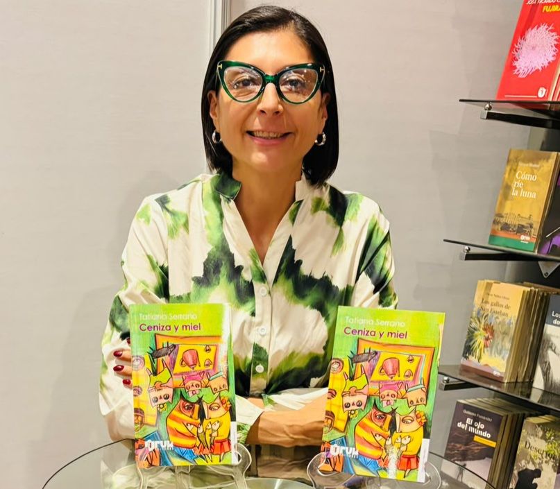 Tatiana Serrano, muestra la portada de su novela Ceniza y Miel (Uruk Editores, 2026). Foto cortesía de Tatiana Serrano.