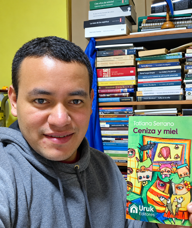 Carlos Jarquín con la portada de Ceniza y Miel (Uruk Editores, 2026), Foto: 23 de septiembre de 2026. Cortesía de Carlos Jarquín.