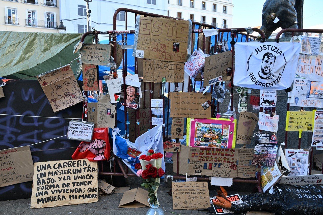 Altar improvisado en honor a Maricarmen en la Puerta del Sol, foto Agustín Millán