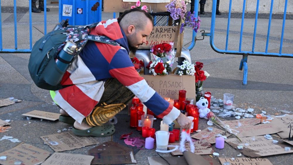 Altar improvisado en honor a Maricarmen en la Puerta del Sol, foto Agustín Millán