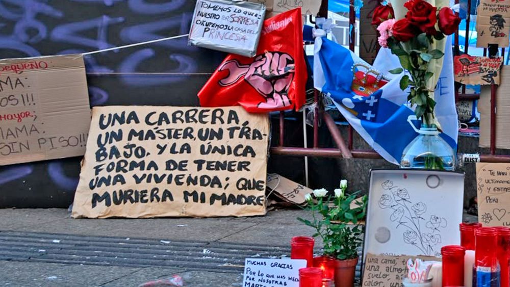Altar improvisado en honor a Maricarmen en la Puerta del Sol, foto Agustín Millán