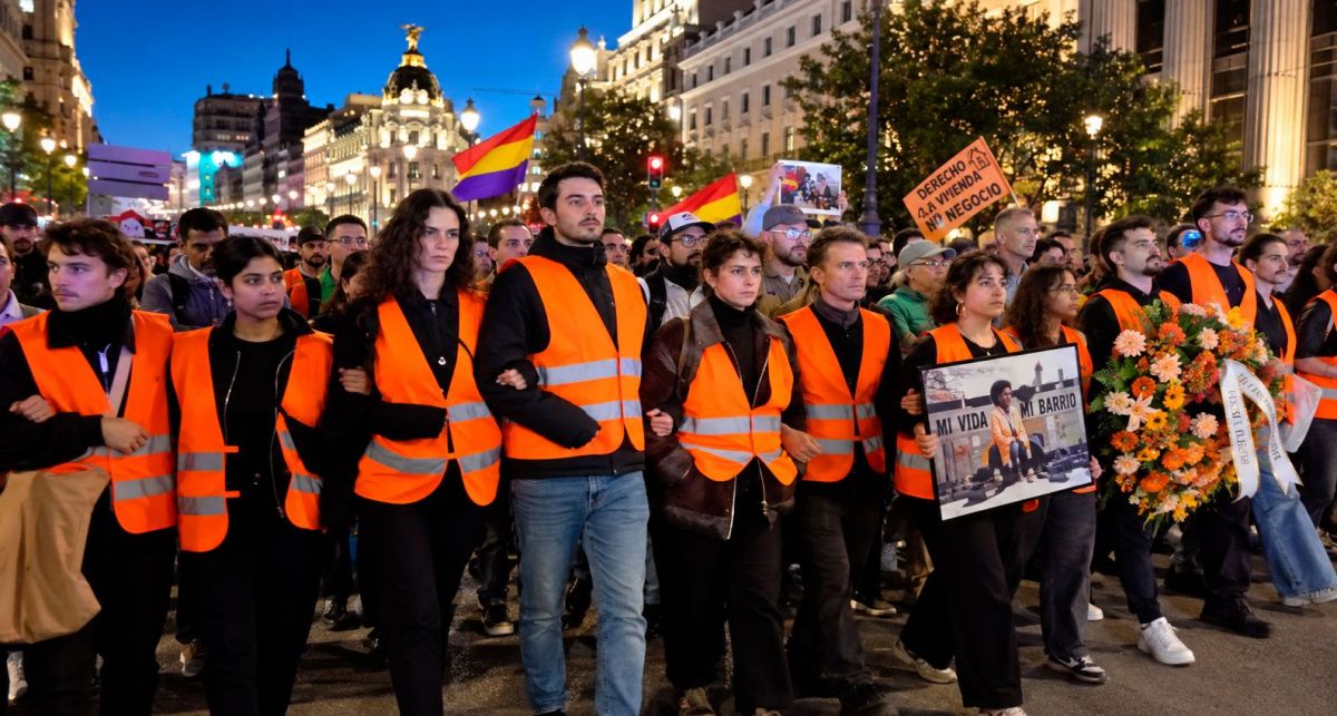 Manifestantes marchan desde el campamento de protesta en el centro de Madrid hasta la antigua vivienda de Maricarmen Abascal
