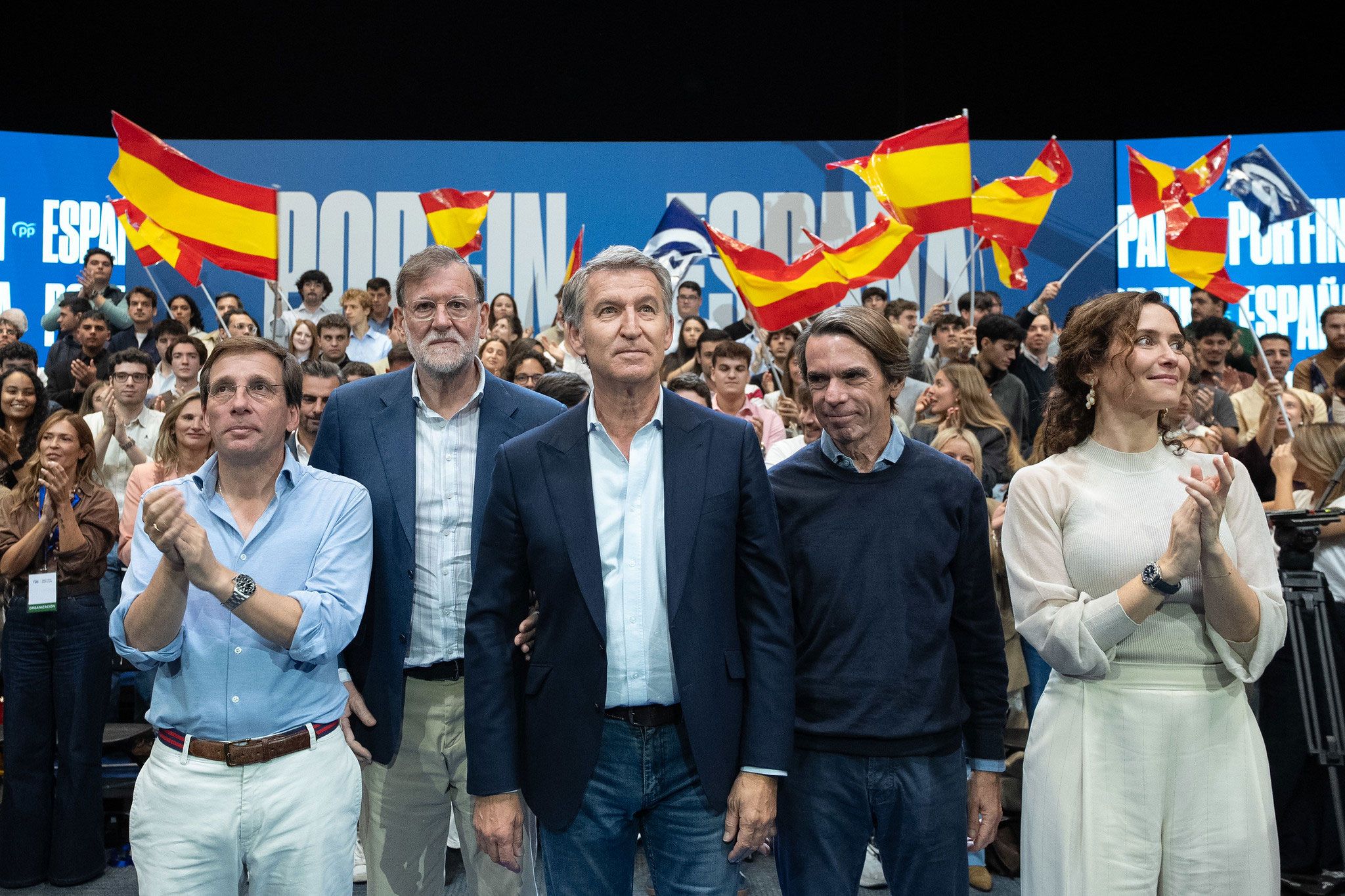Feijóo acompañado por Isabel Díaz Ayuso, José Luis Martínez-Almeida y los expresidentes José María Aznar y Mariano Rajoy, foto PP