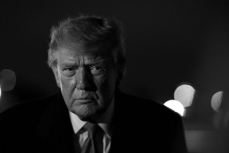 Trump, el presidente que bromea con la muerte y amenaza con fusilamientos