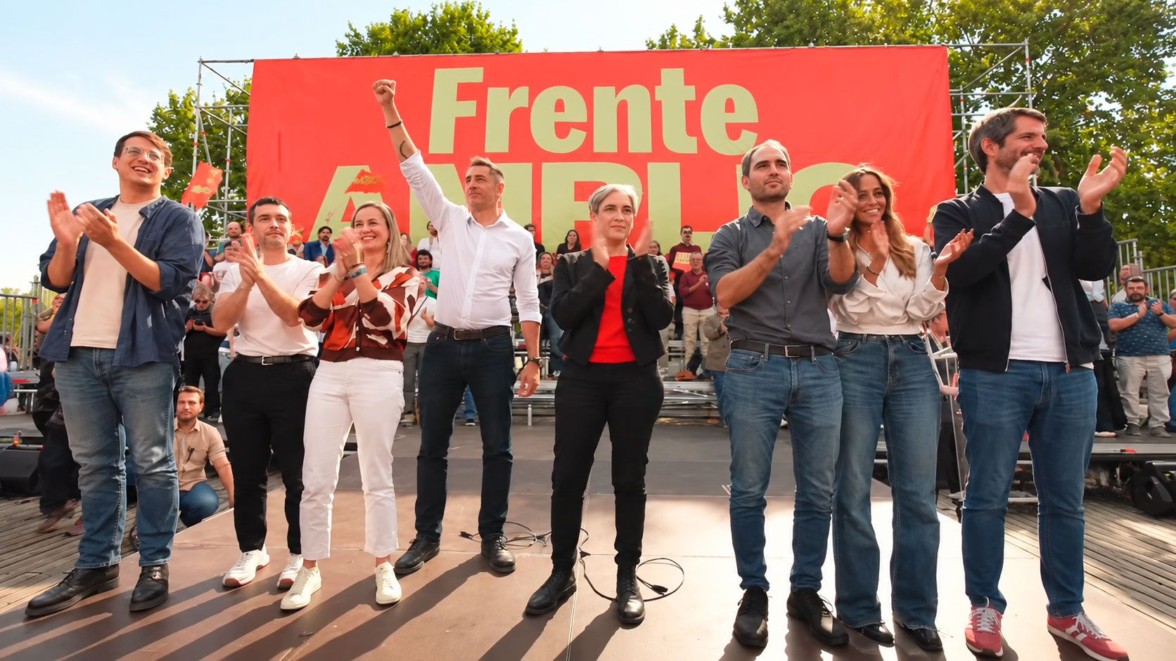 Ada Colau y Emilio Delgado, este sábado, a su llegada al mitin de presentación de Frente Amplio